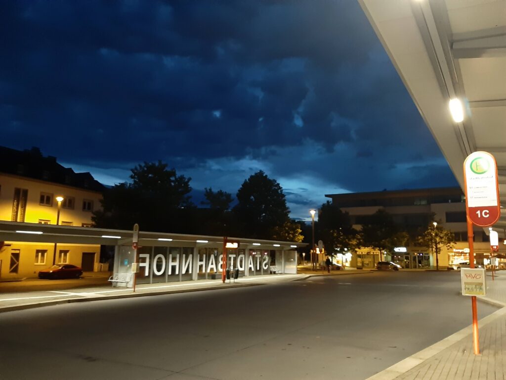 Die Angst im Bus ist da: Die Schülerinnen und Schüler dicht gedrängt am frühen Morgen. 