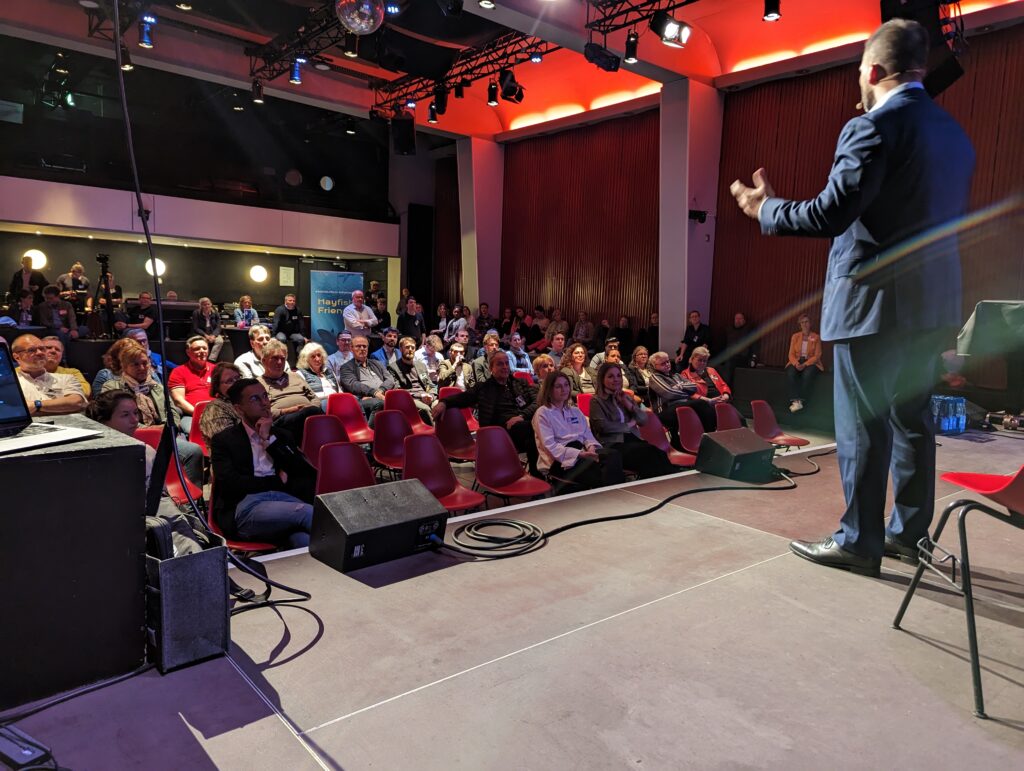 Der HR-Experte Toygar Cinar sprach während der Barsession der Wirtschaftsförderung Dortmund zum Thema Generation Z. 